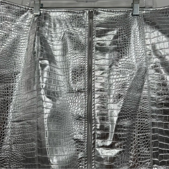 NEW Eloquii Metallic Silver Faux Leather Zip Front Skirt Size 22 - Picture 4 of 7